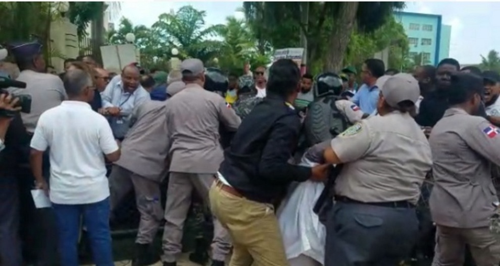 Policía lanzan bombas lacrimógenas a protestantes contra proyecto de ley sobre Residencias Médicas