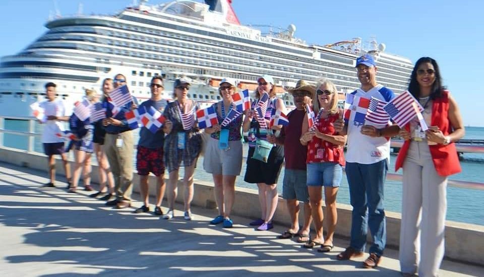 Miles de cruceristas estadounidenses llegan a Puerto Plata en día de la independencia de su país