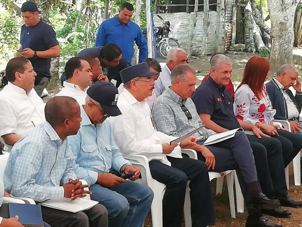 Presidente Medina se desplaza a Las Cuchillas, en El Seibo; se reúne con productores de leche
