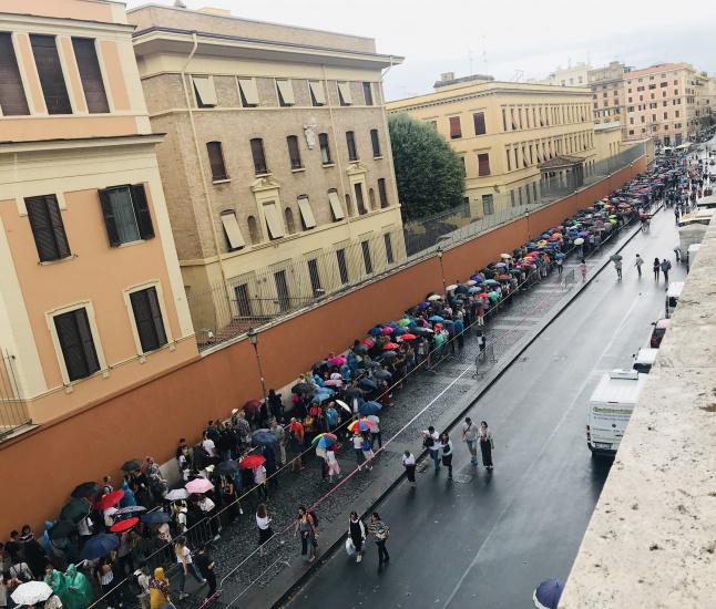 Domingo 28 de Julio 2019... Fila de aproximadamente un kilómetro para ingresar a los Museos Vaticano