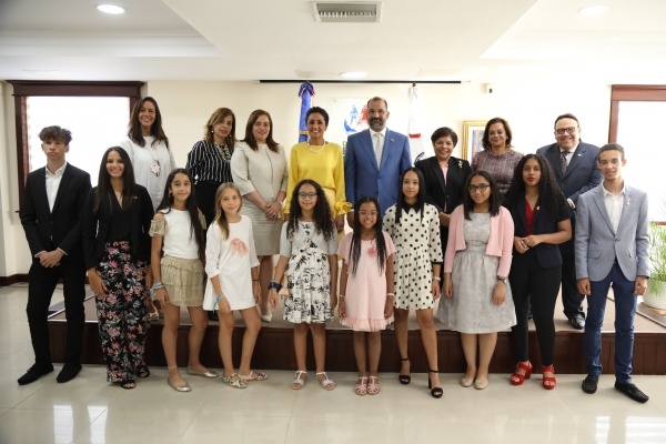 Primera Dama Candy Montilla de Medina recibe alumnos de RD destacados en España