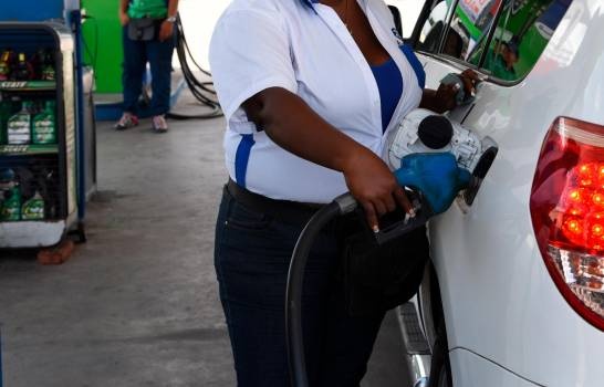 Bajan precios de  las gasolinas; los demás combustibles aumentan