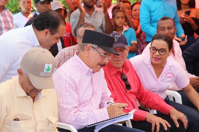 Danilo Medina aumentará ingresos y poder de consumo de 107 parceleros de Azua