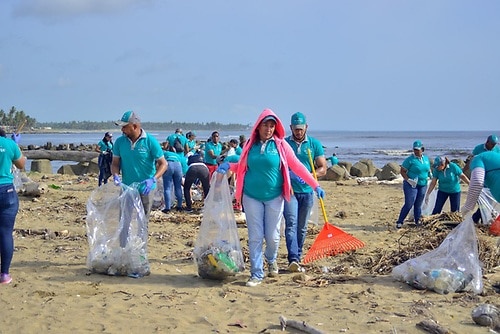 Instituciones públicas, privadas y voluntarios limpian 86 playas y 107 riberas de ríos