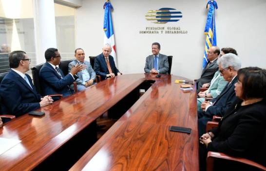 Pleno de la JCE se reúne con el precandidato presidencial Leonel Fernández; lo hará con demás pre-candidatos