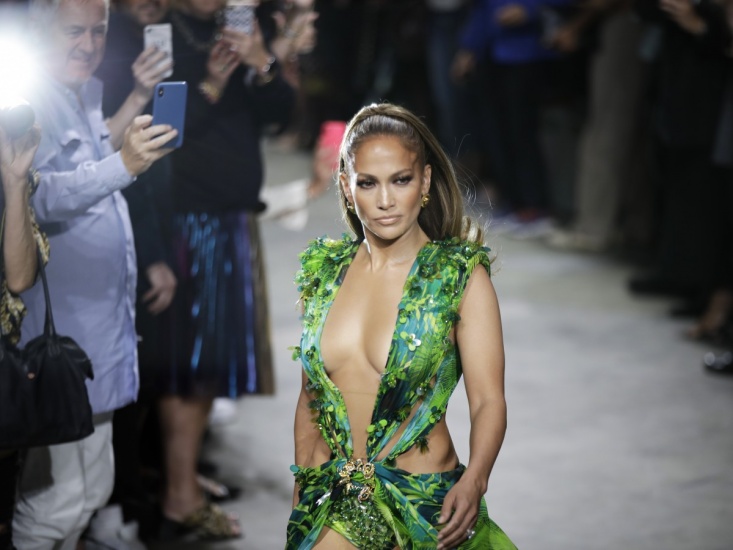 Jennifer López vuelve a sorprender con el vestido verde de Versace