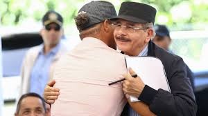 Presidente Danilo Medina visita productores de café y aguacate en Peravia