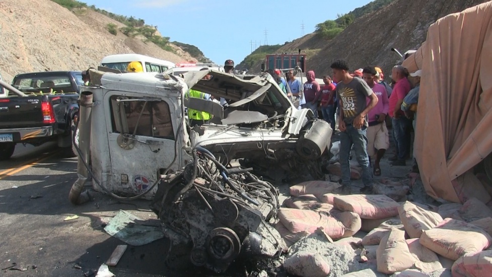 Accidente deja un saldo de cinco muertos a la altura del Número,en Azua