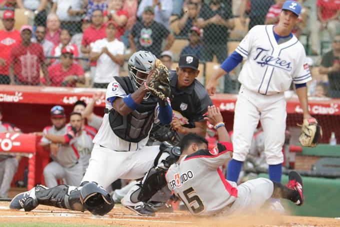Leones rugen fuerte frente a Tigres en inicio de torneo en el Quisqueya; ganan 7-3