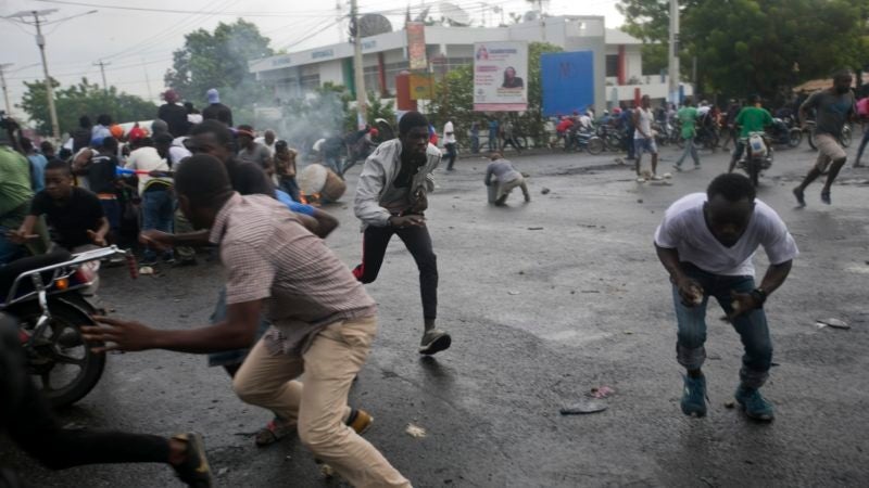 Siguen violentas manifestaciones en Haití; Un muerto durante una nueva protesta convocada por artistas
