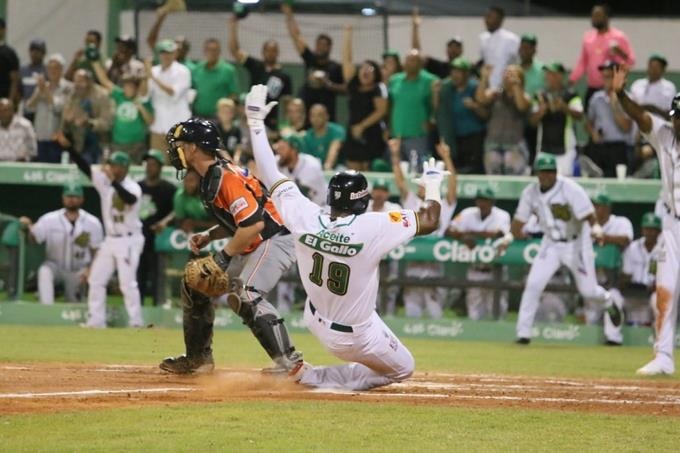 Estrellas vencen Toros en noche inaugural en el Tetelo Vargas