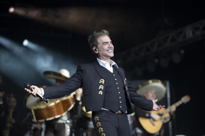 Potrillo Alejandro Fernández envuelve público en la magia de más de 40 canciones en su concierto