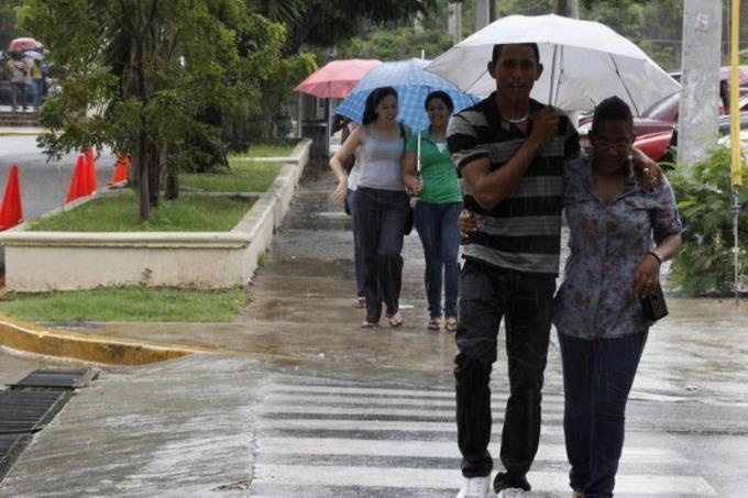 Vaguada y la incidencia de una onda tropical provocarán chubascos; se refrescan las temperaturas en la noche