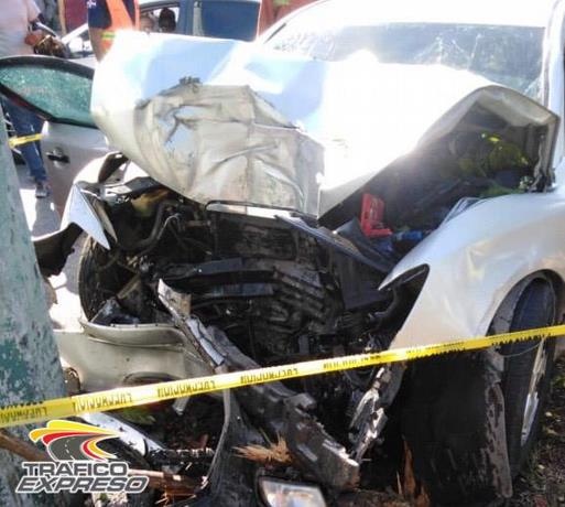 Desastroso accidente deja dos muertos al chocar el vehículo con un poste de luz en la Cayetano Germosén