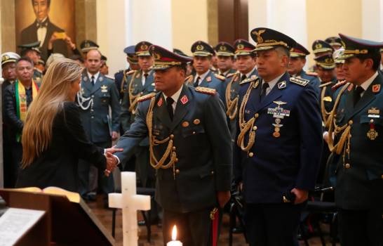 Jeanine Añez, presidenta de Bolivia remueve al Alto Mando Militar como primera medida