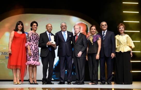Oftalmólogo residente en España recibe “Premio al Emigrante Dominicano Oscar de la Renta”