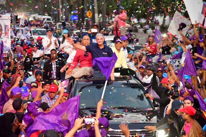  Gonzalo Castillo y Danilo Medina mueven a miles en marcha-caravana en la capital