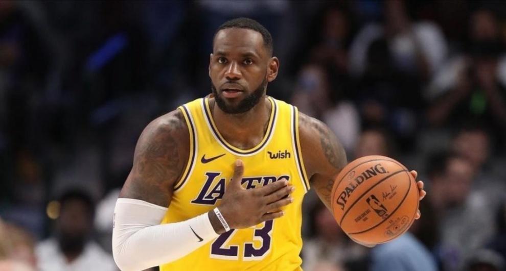 LeBron James tiene doble-doble en la victoria de los Lakers