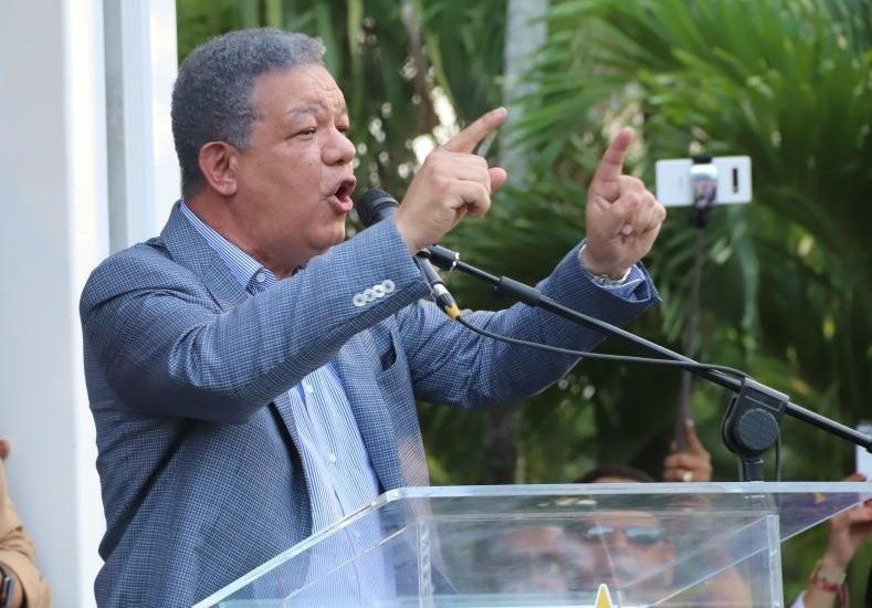 Leonel Fernández propone plan integral para enfrentar violencia contra la mujer