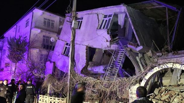Aumentan a 18 los muertos y 553 los heridos por el terremoto en Turquía