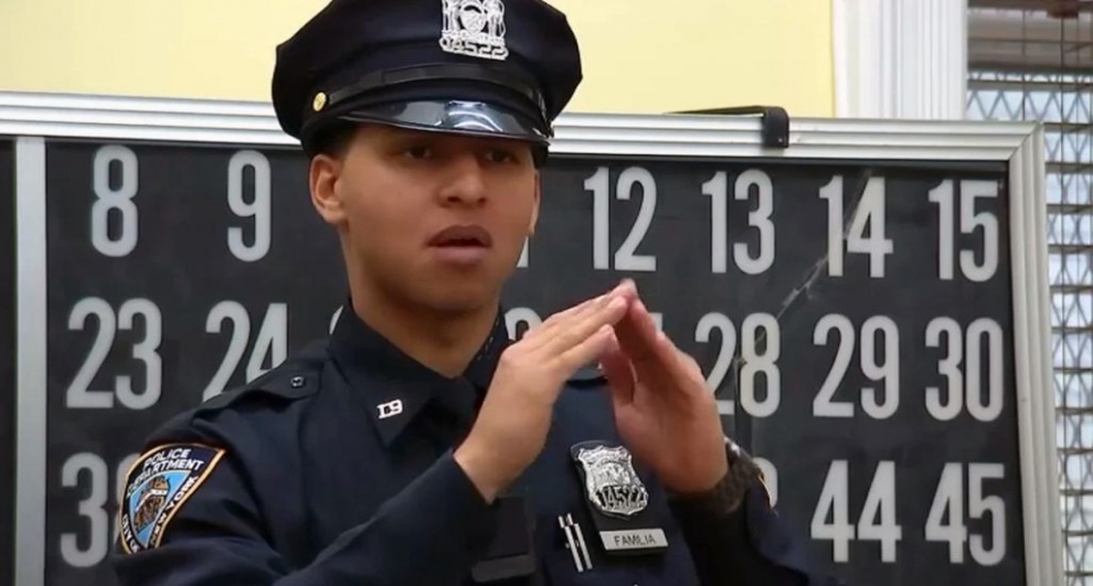 Joven adoptado por dominicanos sordos es el primer oficial del NYPD en hablar por señas
