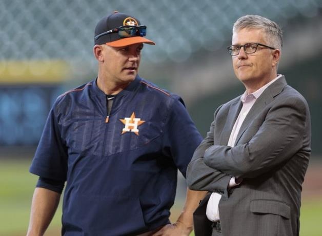 Gerente general y dirigente de los Astros suspendidos por un año de Grandes Ligas