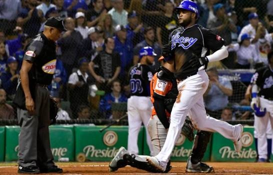 Apoyado en su pitcheo y ofensiva oportuna, Licey iguala la final ante Toros