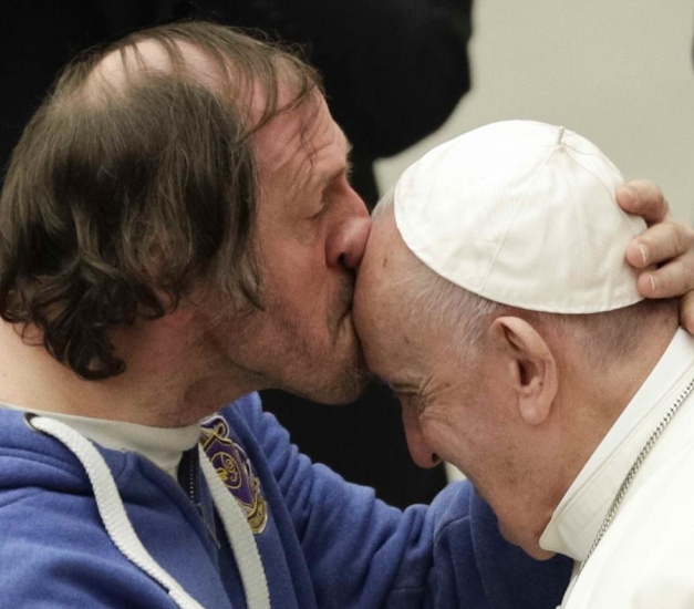 Un hombre sorprende al papa Francisco con un beso en la frente