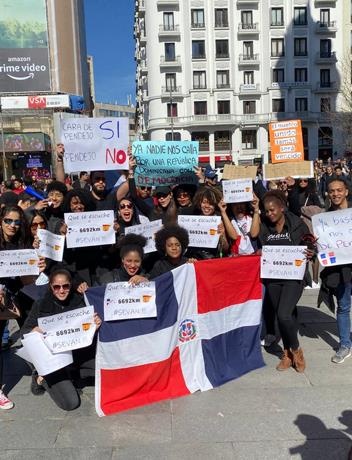 También en España los Dominicanos se manifiestan en contra de la suspensión de las elecciones  