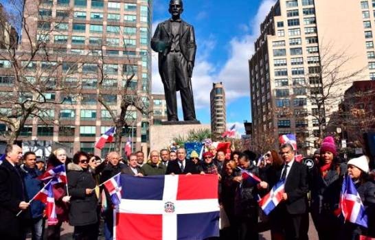 Consulado dominicano en Nueva York rinde tributo en la estatua del forjador de la Independencia Nacional