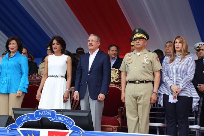 Presidente Medina encabeza el desfile militar por 176 aniversario de la Independencia Nacional
