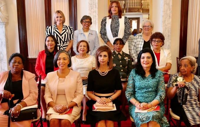 Presidente Medina entrega Medalla al Mérito a 13 mujeres por aportes a la sociedad