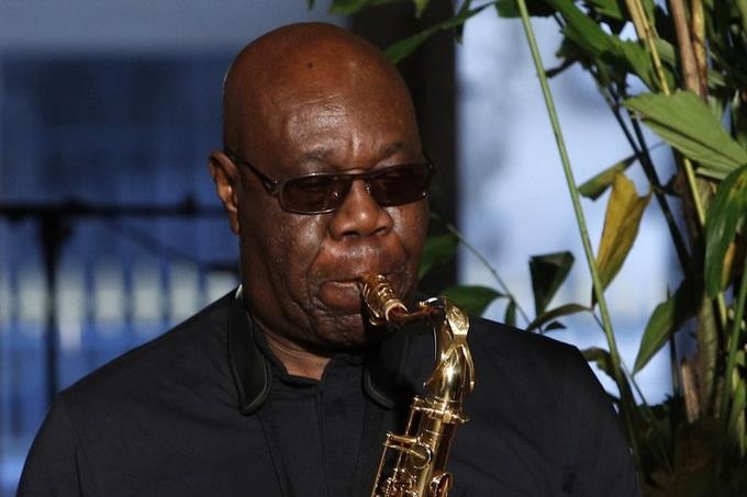 Muere de coronavirus el saxofonista de jazz Manu Dibango
