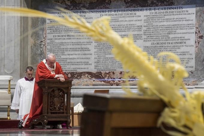El papa Francisco celebra la misa del Domingo de Ramos sin fieles