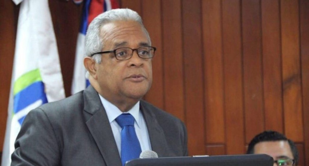 Ministro de Salud Publica reacciona ante criticas y reta 