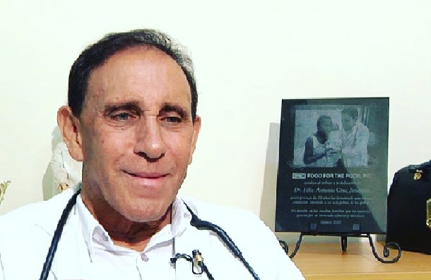 Doctor Cruz Jiminián recibe el alta médica tras 13 días ingresado en la Plaza de la Salud