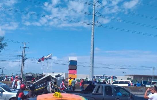 Al menos un muerto en accidente que involucra a varios vehículos en autopista Duarte