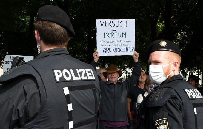 Miles protestan contra el confinamiento en Alemania