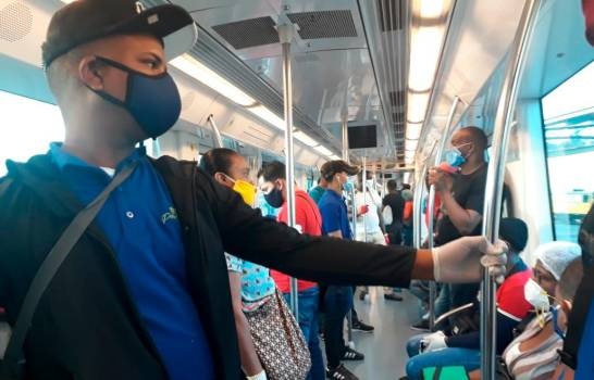 Los primeros usuarios del Metro de Santo Domingo tras dos meses paralizado