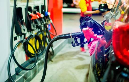 Precios de los combustibles siguen su agitado curso vuelven a subir hasta RD$5.50 por galón