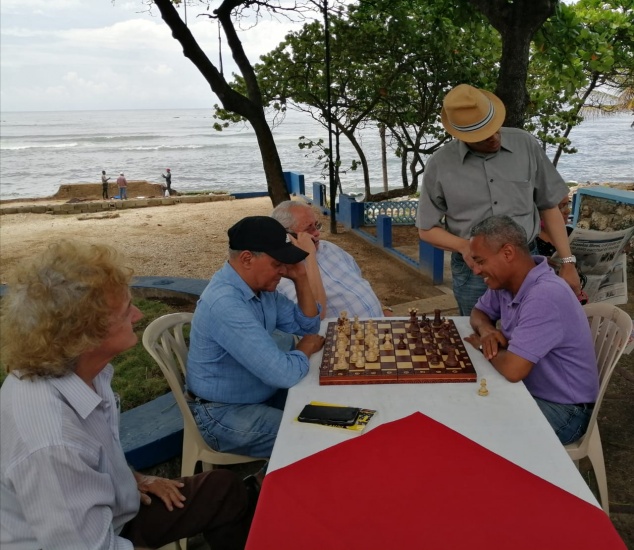 Jimmy Sierra participa en una partida de ajedrez en el Club Universitario.
