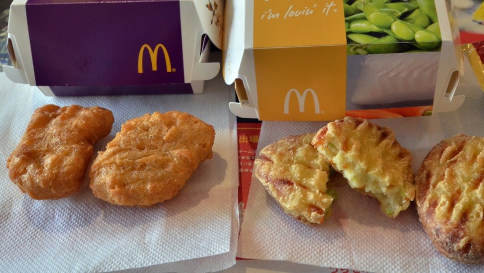 Trozos de mascarilla dentro de unos nuggets de pollo de McDonald's llevan a una niña al borde de la asfixia