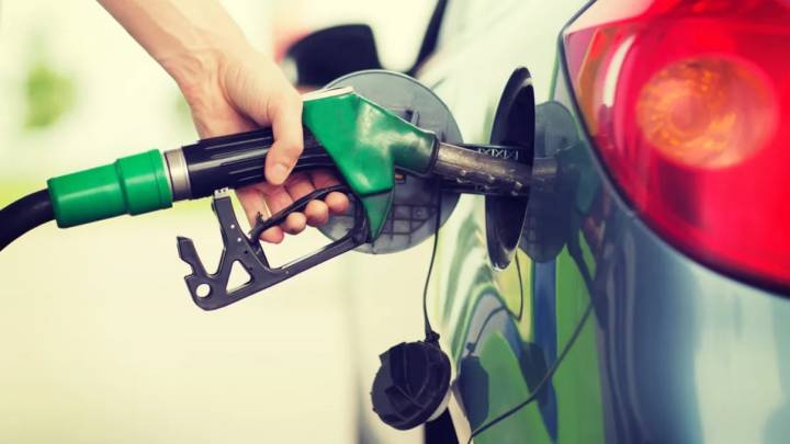 Bajan precios de los combustibles
