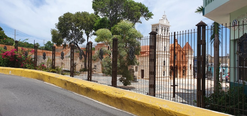 Plaza de Santa Bárbara encerrada con altas verjas.