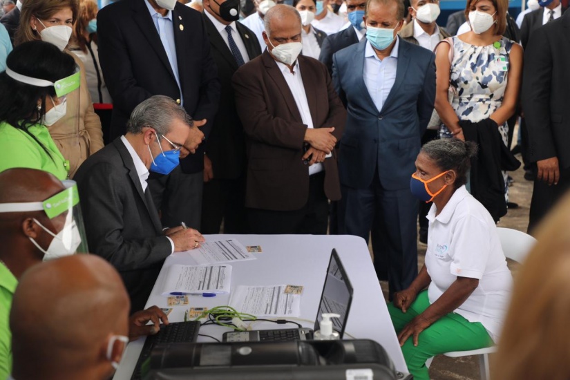 Presidente llama a dominicanos sin seguro médico a inscribirse al SENASA 