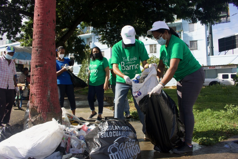 Philip Morris Dominicana y MUDE se unen en jornada de saneamiento ambiental