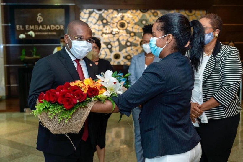 Canciller haitiano Claude Joseph recibiendo flores de bienvenida a la Repùblica Dominicana.