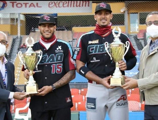 Ronald Guzmán, José Sirí y Francisco Peña reciben premio Guante de Oro