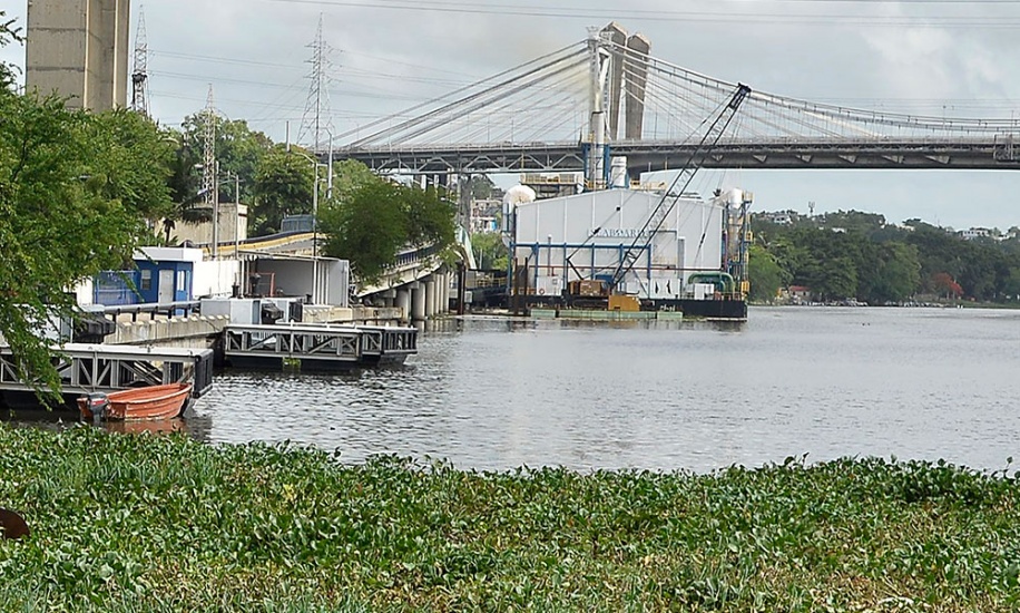 Medio Ambiente revisará las licencias de la barcaza del río Ozama 