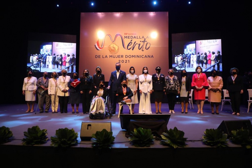 Presidente LA impone Medalla al Mérito de la Mujer a 14 destacadas damas